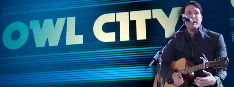 Owl City séduit avec sa guitare Lâg Tramontane
