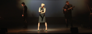 Kaas, accompagnée d'une Lâg, chante Piaf